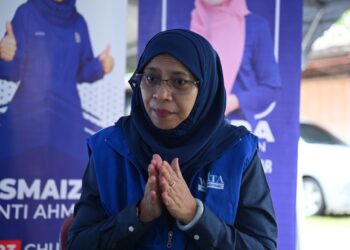 CALON DUN Chuping, Asmaiza Ahmad mengedar risalah kepada pengundi di Bukit Keteri, Padang Besar, Perlis hari ini.- UTUSAN/IZLIZAN OTHMAN