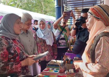 NANCY Shukri (kiri) meninjau gerai usahawan wanita sempena lawatan kerjanya ke Laman Wanita (LaWa) cawangan Tasek Gelugor, Pulau Pinang hari ini.