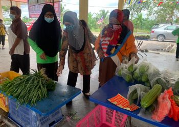 Pelanggan memilih sayur-sayuran dijual di Taman Pengeluaran Makanan Kekal di Kuala Selangor pada 12 September 2020.