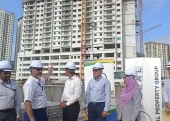 JAGDEEP Singh Deo (dua dari kiri) ketika melawat tapak projek RMM C Ideal Residency di Bukit Gambir, Gelugor, Pulau Pinang hari ini.