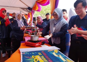 CHOW Kon Yeow (kanan) meluangkan masa melawat beberapa gerai pameran ketika majlis perasmian Mini Karnival OKU di Pantai Robina Eco Park, Butterworth, Pulau Pinang semalam.