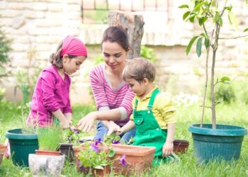 AKTIVITI berkebun baik untuk kanak-kanak.