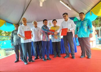 CHOW Kon Yeow (tengah) ketika menyaksikan majlis menandatangani MoU pelaksanaan PEOM antara Jabatan Perhutanan Pulau Pinang dan SRS Consortium di PPSN Sungai Batu, Teluk Kumbar, Pulau Pinang hari ini.