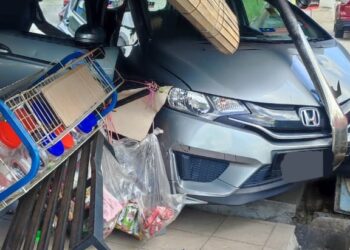 KEADAAN sebuah kedai makan yang dirempuh oleh kereta Honda Jazz dalam kejadian di Nibong Tebal, Pulau Pinang semalam.