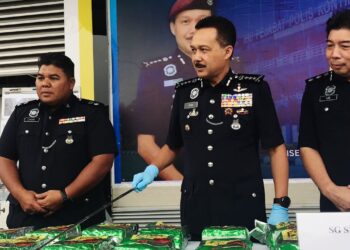 MOHD. Yusri Hassan Basri (tengah) menunjukkan bungkusan disyaki berisi dadah jenis methamphetamine yang dirampas di sebuah rumah di Jalan Medan Ipoh dalam sidang akhbar di IPK Perak, hari ini. - UTUSAN/LIYANA RAMLI