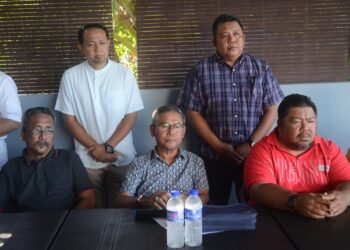 MOHAMED SANI Bakar (duduk, tengah) dalam sidang akhbar mengenai edisi sulung Liga Sepak Takraw Daerah (LSD 2023) di George Town, Pulau Pinang semalam.
