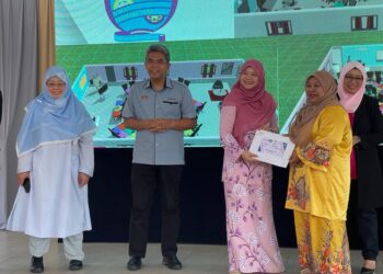 FADHLINA Sidek menyampaikan hadiah kepada wakil SMK Padang Temu yang memenangi pertandingan projek Smart Classroom di SK Mengkuang, Bukit Mertajam, Pulau Pinang  hari ini. - Pix: SITI NUR MAS ERAH AMRAN