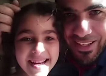 AHMED Mansi dan seorang daripada tiga anaknya. - AGENSI