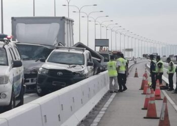 KEADAAN kemalangan di Kilometer (KM) 11.6, JSAHMS, Batu Kawan, Pulau Pinang awal pagi tadi yang menyebabkan seorang polis bantuan JKSB maut. - Pic: SUMBER MEDIA SOSIAL