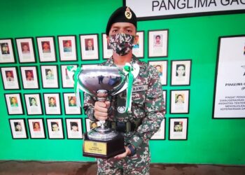 AZREL Ishak bersama anugerah diterimanya selepas dipilih sebagai Pelatih Terbaik Keseluruhan Pusasda, Port Dickson semalam. – MINGGUAN/AFIFI HAFIZ MOHD. NOR