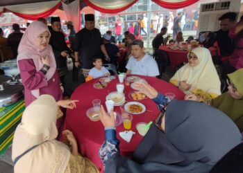FADHLINA Sidek ketika menghadiri majlis Rumah Terbuka Aidilfitri di Dewan Dato' Haji Ahmad Salleh, Kampung Permatang Keling, Pulau Pinang hari ini. - Pix: IQBAL HAMDAN
