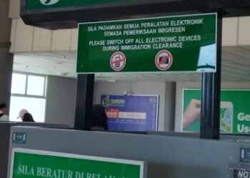 PEGAWAI IMIGRESEN yang ditempatkan  di kaunter pemeriksaan   lapangan terbang perlu bertanggungjawab memegang amanah negara.-GMABR HIASAN