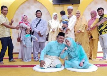 RENGGO dan Hairoliza bersama keluarga terdekat selepas majlis akad nikah di Masjid Pulau Lima, Pasir Puteh pada Rabu lalu. - UTUSAN/TOREK SULONG