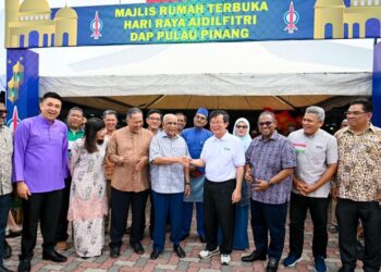 MUSA Sheikh Fadzir bersalaman dengan Chow Kon Yeow ketika menghadiri Majlis Rumah Terbuka Aidilfitri DAP Pulau Pinang di Bukit Mertajam, hari ini.