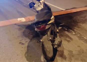 KEADAAN motosikal yang ditunggangi mangsa selepas terbabit dalam kemalangan di jalan Kota Bharu-Pasir Puteh, Padang Kala. - FOTO/ Ihsan Polis.