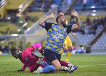 PENYERANG Penang FC, Lucas Espandola da Silva (kanan) dijatuhkan penjaga gol Sri Pahang, Mamadao Samassa, namun tidak diberikan sepakan penalti pada suku akhir Piala FA di Stadium Darul Makmur, Kuantan, Pahang. - UTUSAN/SHAIKH AHMAD RAZIF