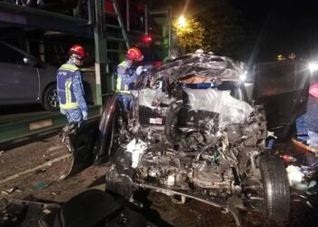 KEADAAN Perodua Myvi yang remuk setelah bertembung dengan lori pengangkut kenderaan dalam satu kemalangan maut di Jalan Tras Bentong-Raub di Bentong, Pahang. - IHSAN PDRM
