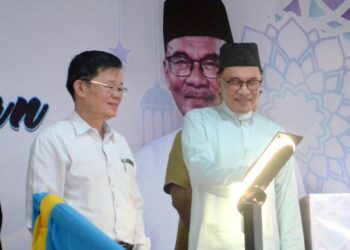 ANWAR Ibrahim dan Chow Kon Yeow pada majlis Majlis Peluncuran Pembangunan Masjid Mengkuang Titi di Kubang Semang, Bukit Mertajam, Pulau Pinang hari ini. - Pix: IQBAL HAMDAN