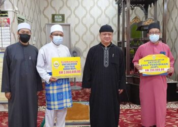 TUANKU Syed Faizuddin Putra Jamalullail (dua dari kanan) menyampaikan sumbangan 
bersempena program Hijrah Minda anjuran MAIPs di Masjid Nur Husna Wang Kelian baru-baru ini.- UTUSAN