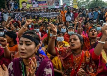 PROTES sebagai membalas dendam terhadap insiden keganasan yang mengakibatkan tujuh penganut Hindu maut di sebuah kuil di Bangladesh.-AFP