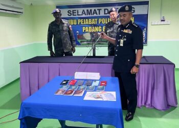 MOHD. Shokri Abdullah menunjukkan barangan rampasan menerusi penahanan sebuah kereta jenis Perodua Aruz yang didakwa terlibat dalam sindiket pemerdagangan manusia di IPD Padang Besar, Perlis hari ini.- UTUSAN/ASYRAF MUHAMMAD