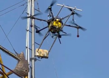 PASUKAN penyelidik COE-UAS telah berjaya menghapuskan sarang tebuan di salah satu pemancar internet menggunakan Wasp Warrior dron di kampus Unimap, Perlis baru-baru ini.- UTUSAN