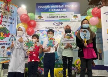 KANAK-kanak yang menerima suntikan dos pertama vaksin Covid-19 di Dewan CME, Hospital Tuanku Fauziah (HTF), Kangar, Perlis baru-baru ini.- UTUSAN/NAZLINA NADZARI