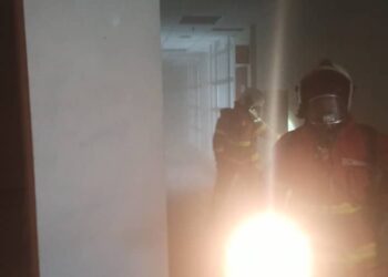 Anggota bomba melakukan pemeriksaan di bilik bekalan elektrik Mahkamah Sesyen di Klang pada 12 September 2020.