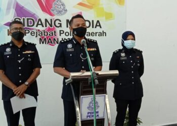 NOR  Omar Sappi (tengah) pada sidang media di IPD Manjung di Seri Manjung hari ini. - UTUSAN/SHAMSUL KAMAL AMARUDIN