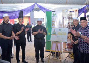 TUANKU Syed Faizuddin Putra Jamalullail (tiga dari kiri) berkenan bagi melancarkan kempen Promosi Masakan Perlis@Sandakan di Hotel Elopura, Sabah, baru-baru ini. -UTUSAN