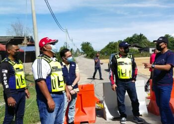 AHMAD Samsuri Mokhtar (kanan) memantau antara 26 laluan tikus yang terdapat di sepanjang Besut dan Pasir Puteh, Kelantan di Besut hari ini.