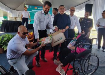 SALAHUDDIN Ayub pada Program Memacu Kehidupan di Hari Raya Aidilfitri Inisiatif bersama Bakul Rahmah di stesen minyak Petronas berhampiran Lebuhraya Kulim-Butterworth (BKE), Pulau Pinang hari ini. - Pic: IQBAL HAMDAN