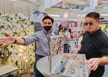 MUHAMMAD JAILANI Khamis (kanan) mendengar penerangan daripada salah seorang pempamer pada Festival Pengantin AEON 2022 di Ayer Keroh, Melaka. - UTUSAN/MUHAMMAD SHAHIZAM TAZALI