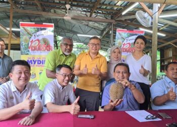 AZHAR Arshad (duduk, dua dari kanan) menunjukkan durian Tokun Top D220 ketika majlis prapelancaran Pesta Durian Bukit Mertajam di Green View Durian Orchard, Bukit Mertajam, Pulau Pinang hari ini.