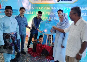 ADAM ADLI Abd. Halim bersama barisan kepimpinan PKR pada majlis Majlis Iftar Perdana & Perasmian Pejabat serta Pelancaran Jentera AMK Pulau Pinang di Bandar Perda, Bukit Mertajam malam tadi. - Pix: IQBAL HAMDAN