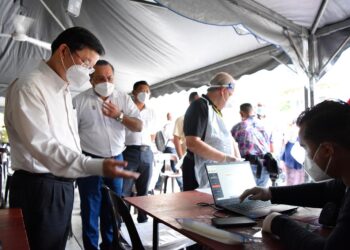 CHOW Kon Yeow (kiri) ketika meninjau program Penang Saring Covid-19 di Komtar, Georgetown, Pulau Pinang pada 5 Ogos 2021.