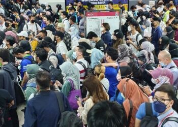 Ribuan pengguna terkandas di beberapa stesen LRT ekoran gangguan perkhidmatan LRT laluan Kelana Jaya, kelmarin. - MEDIA SOSIAL