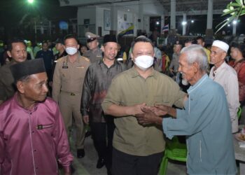 TUANKU Syed Faizuddin Putra Jamalullail beramah mesra bersama orang ramai sewaktu berkunjung ke Pulau Panjang,  Wilayah Satun, Thailand, baru-baru ini. -UTUSAN