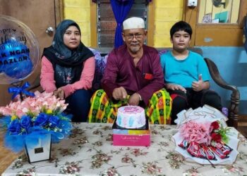 GAMBAR Mazelan Moen (tengah) bersama cucunya, Muhammad Mahdi Raimi Abdullah (kanan) yang hilang sejak 20 September lalu setelah keluar dari rumah mereka di Sungai Kelat Darat, Semerah di Muar, Johor.