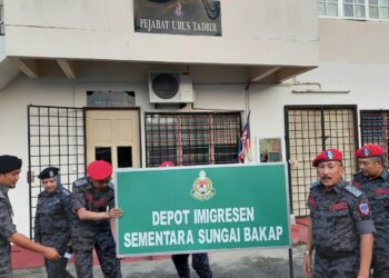 RUSLIN Jusoh (dua dari kanan) pada majlis penutupan Depot Imigresen Sementara Sungai Bakap, Pulau Pinsng hari ini.