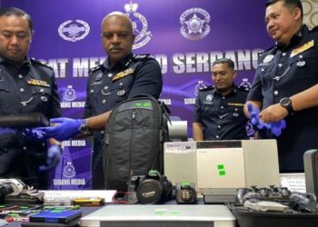 A A ANBALAGAN (dua dari kiri) menunjukkan barangan yang dicuri hasil kegiatan memecah masuk pejabat oleh lelaki warga emas di sekitar Lembah Klang.