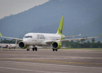 PESAWAT A220 Airbus yang disewa daripada airBaltic untuk dipamerkan pada LIMA23 di Dewan MIEC Padang Matsirat, Langkawi.