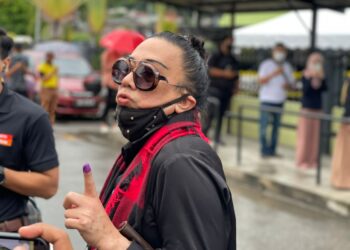 AZWAN Ali pertama tiba di pusat mengundi di Sekolah Kebangsaan Klang Gate, Gombak, Selangor.