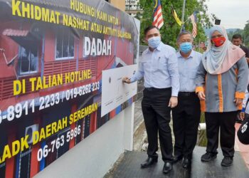 LOKE Siew Fook (kiri) menurunkan tandatangan selepas merasmikan Program Integrasi Sosial Mentoring The Star di Rumah Pangsa Jalan Tun Dr. Ismail, Seremban, semalam. Turut hadir Chew Seh Yong dan Dr. Sallina Mansor. – UTUSAN/BADRUL HAFIZAN MAT ISA