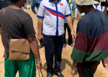 ZULKIFLI Abdullah melakukan tinjauan di Pasar Bisik sempena Program Lestari di Kuala Muda, Kepala Batas, Pulau Pinang semalam. - FOTO/SITI NUR MAS ERAH AMRAN