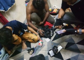 SEORANG pegawai AADK melakukan pemeriksaan terhadap dua orang suspek dalam operasi AADK Selangor di Petaling Jaya, awal pagi tadi.