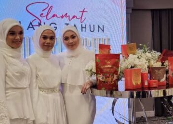 AZLIN Hilda Abdul Latif (tengah) bergambar bersama kakitangan AAG Global Resources dalam satu majlis baru-baru ini.
