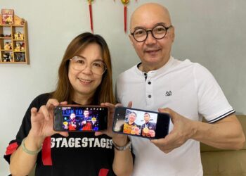 CHIA Boon Foo (kanan) dan Chan Mee Kee menunjukkan gambar Aaron Chia dan Soh Wooi Yik yang berjaya memenangi pingat gangsa dalam aksi penentuan tempat ketiga Sukan Olimpik Tokyo 2020.
