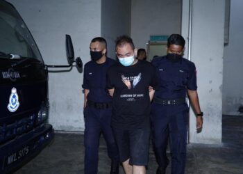 YAP Kah Wai dibawa ke Mahkamah Sesyen Petaling Jaya bagi menghadapi pertuduhan cuba membunuh seorang anggota polis dalam sekatan jalan raya. - UTUSAN/FARIZ RUSADIO