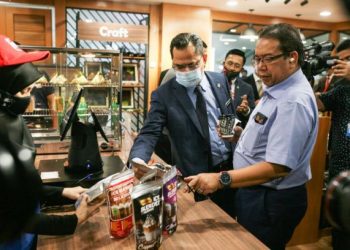 ABD. Latif Ahmad melihat produk tempatan sewaktu melancarkan program RBO di Anggerik Mall Shah Alam, Selangor pada hari ini. - FOTO/ZULFADHLI ZAKI